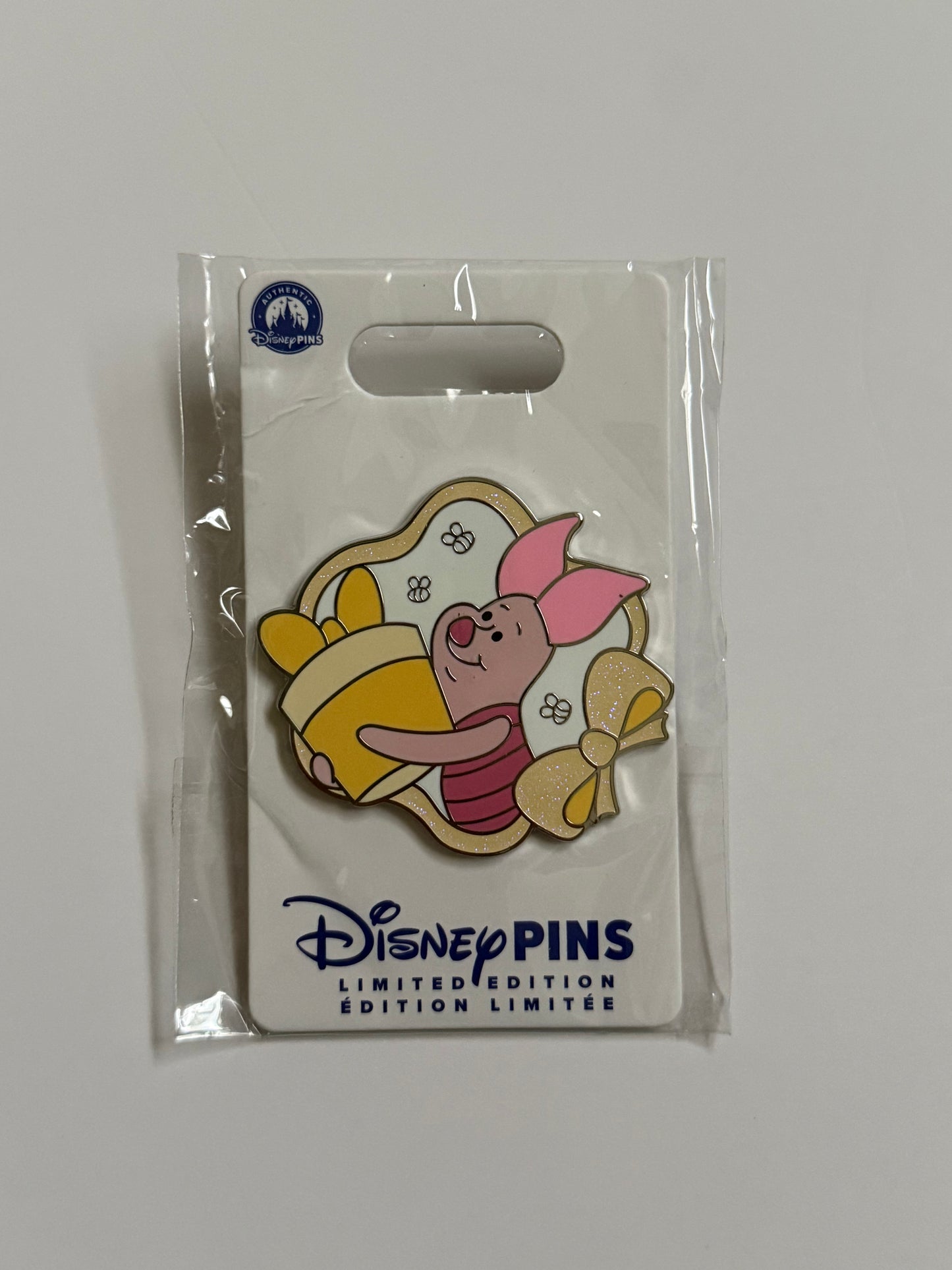 Disney Store UK Pin 2026 Piglet with Gift Winnie The Pooh LE 1000 London Limited